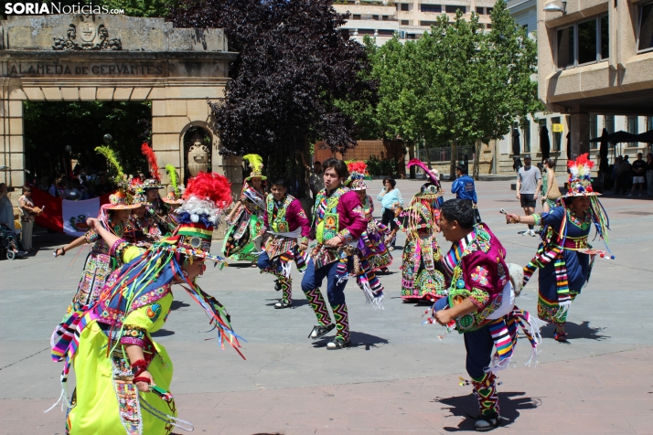 En im&aacute;genes: Los ritmos latinos vuelven a inundar el centro de Soria con un especial recuerdo hacia Ven