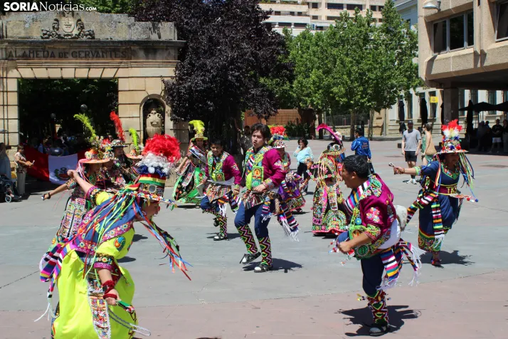 En im&aacute;genes: Los ritmos latinos vuelven a inundar el centro de Soria con un especial recuerdo hacia Ven