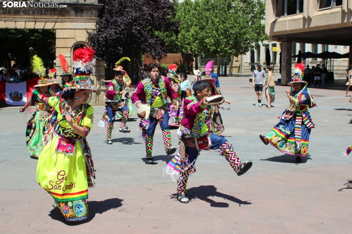 En im&aacute;genes: Los ritmos latinos vuelven a inundar el centro de Soria con un especial recuerdo hacia Ven