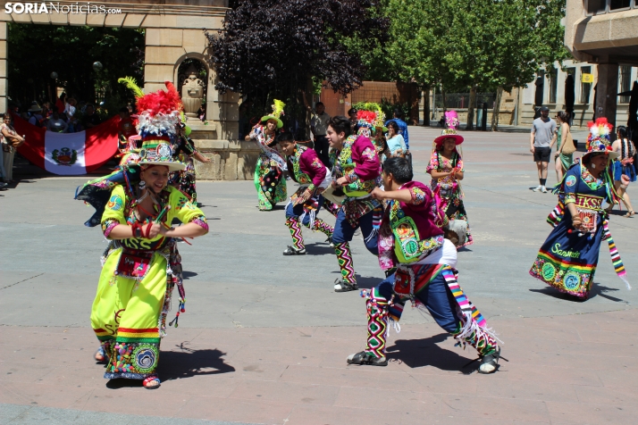 En im&aacute;genes: Los ritmos latinos vuelven a inundar el centro de Soria con un especial recuerdo hacia Ven