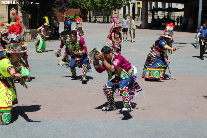 En im&aacute;genes: Los ritmos latinos vuelven a inundar el centro de Soria con un especial recuerdo hacia Ven