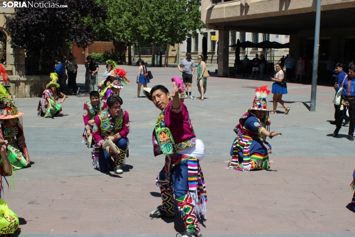 En im&aacute;genes: Los ritmos latinos vuelven a inundar el centro de Soria con un especial recuerdo hacia Ven