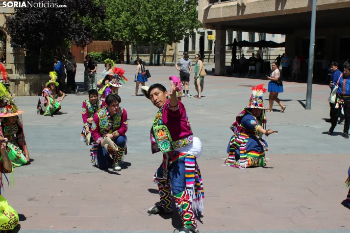 En im&aacute;genes: Los ritmos latinos vuelven a inundar el centro de Soria con un especial recuerdo hacia Ven