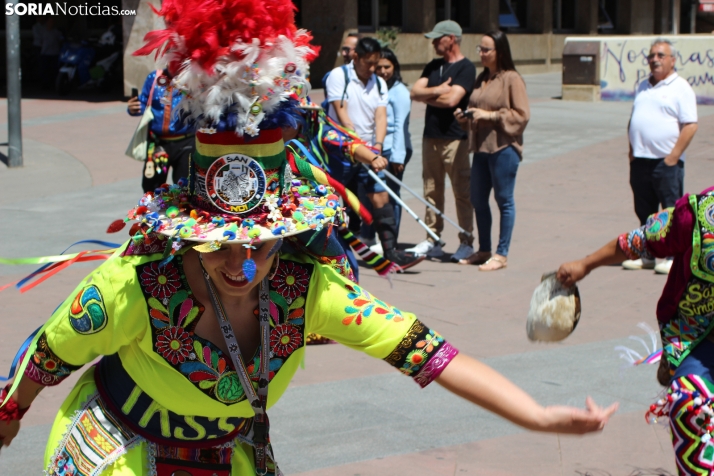 En im&aacute;genes: Los ritmos latinos vuelven a inundar el centro de Soria con un especial recuerdo hacia Ven