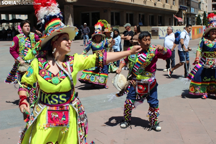 En im&aacute;genes: Los ritmos latinos vuelven a inundar el centro de Soria con un especial recuerdo hacia Ven