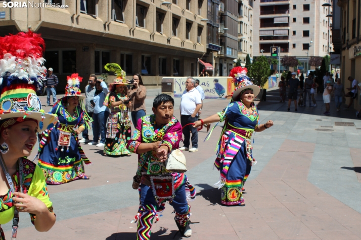 En im&aacute;genes: Los ritmos latinos vuelven a inundar el centro de Soria con un especial recuerdo hacia Ven