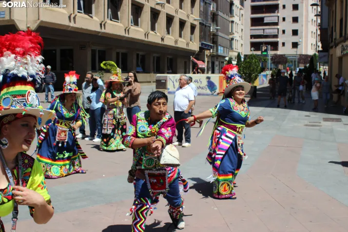 En im&aacute;genes: Los ritmos latinos vuelven a inundar el centro de Soria con un especial recuerdo hacia Ven
