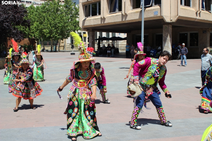 En im&aacute;genes: Los ritmos latinos vuelven a inundar el centro de Soria con un especial recuerdo hacia Ven
