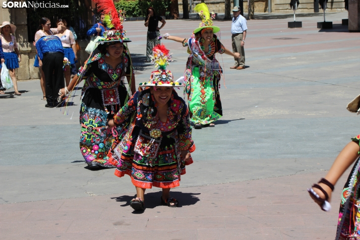 En im&aacute;genes: Los ritmos latinos vuelven a inundar el centro de Soria con un especial recuerdo hacia Ven