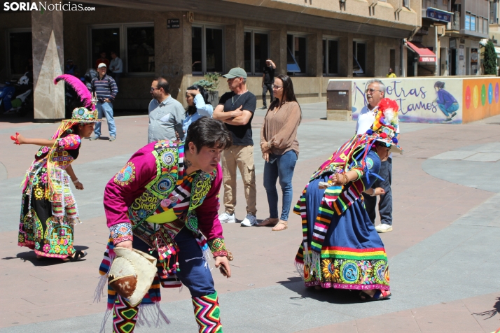 En im&aacute;genes: Los ritmos latinos vuelven a inundar el centro de Soria con un especial recuerdo hacia Ven