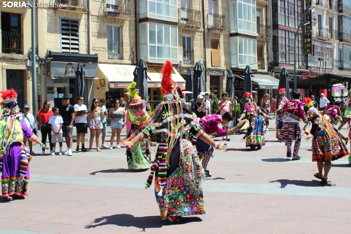 En im&aacute;genes: Los ritmos latinos vuelven a inundar el centro de Soria con un especial recuerdo hacia Ven