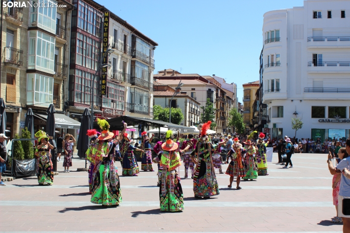 En im&aacute;genes: Los ritmos latinos vuelven a inundar el centro de Soria con un especial recuerdo hacia Ven