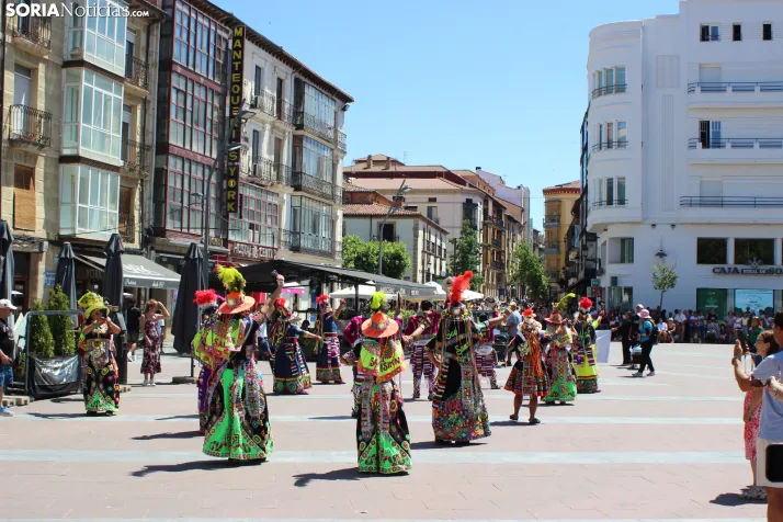 En im&aacute;genes: Los ritmos latinos vuelven a inundar el centro de Soria con un especial recuerdo hacia Ven