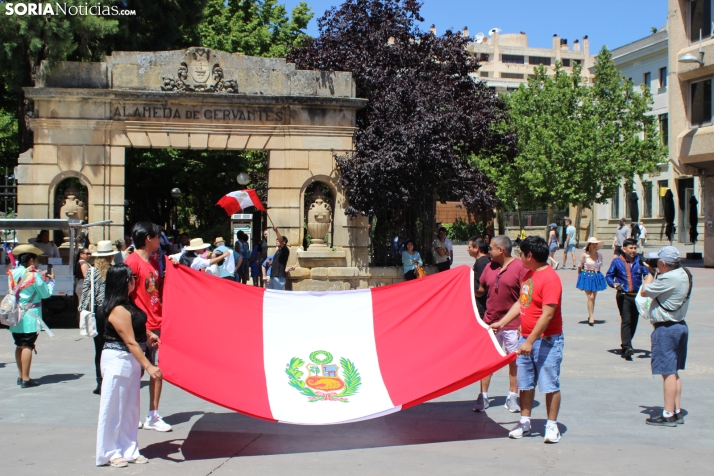 En im&aacute;genes: Los ritmos latinos vuelven a inundar el centro de Soria con un especial recuerdo hacia Ven