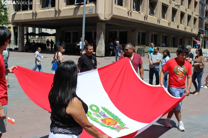 En im&aacute;genes: Los ritmos latinos vuelven a inundar el centro de Soria con un especial recuerdo hacia Ven