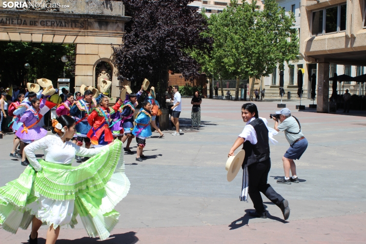 En im&aacute;genes: Los ritmos latinos vuelven a inundar el centro de Soria con un especial recuerdo hacia Ven