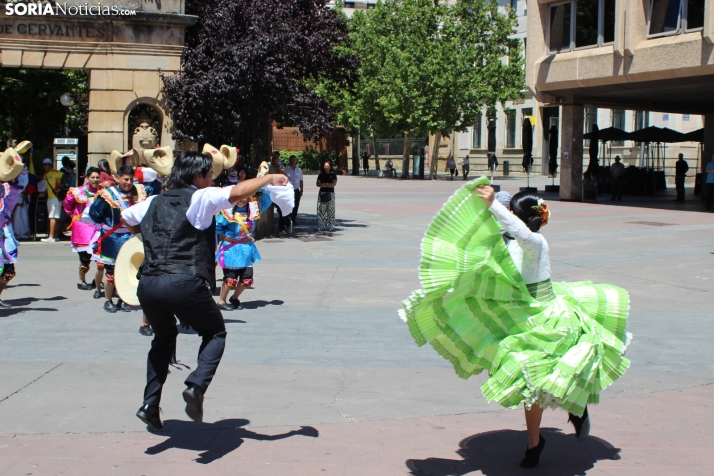 En im&aacute;genes: Los ritmos latinos vuelven a inundar el centro de Soria con un especial recuerdo hacia Ven
