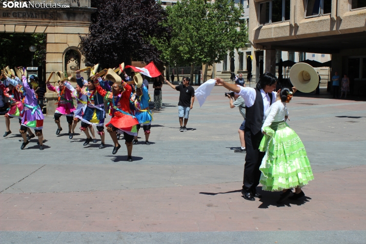 En im&aacute;genes: Los ritmos latinos vuelven a inundar el centro de Soria con un especial recuerdo hacia Ven