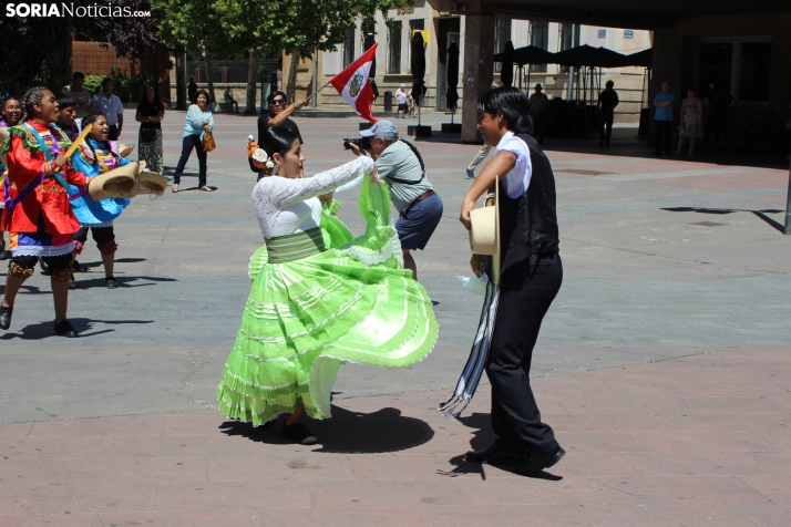 En im&aacute;genes: Los ritmos latinos vuelven a inundar el centro de Soria con un especial recuerdo hacia Ven