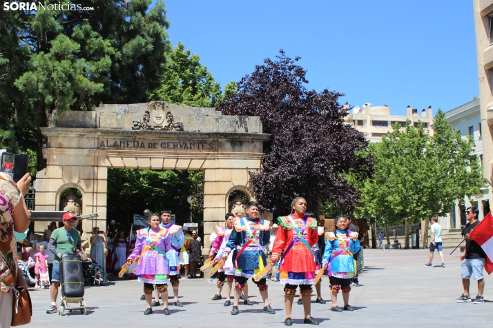 En im&aacute;genes: Los ritmos latinos vuelven a inundar el centro de Soria con un especial recuerdo hacia Ven