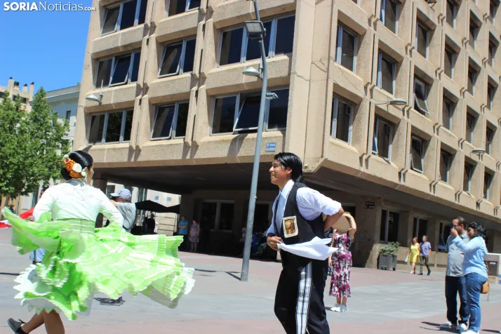 En im&aacute;genes: Los ritmos latinos vuelven a inundar el centro de Soria con un especial recuerdo hacia Ven
