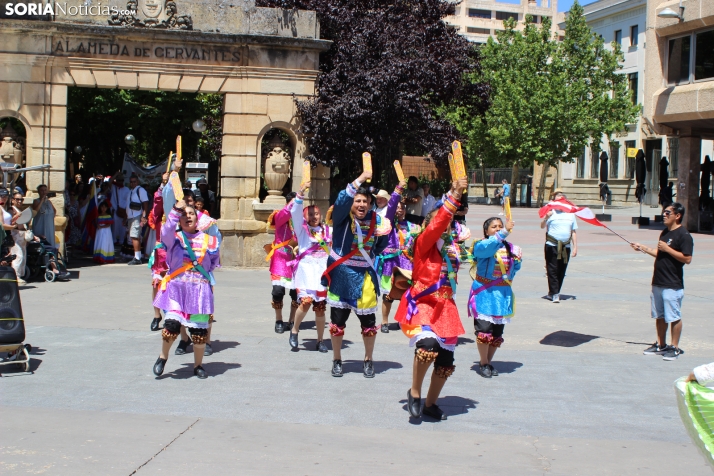 En im&aacute;genes: Los ritmos latinos vuelven a inundar el centro de Soria con un especial recuerdo hacia Ven