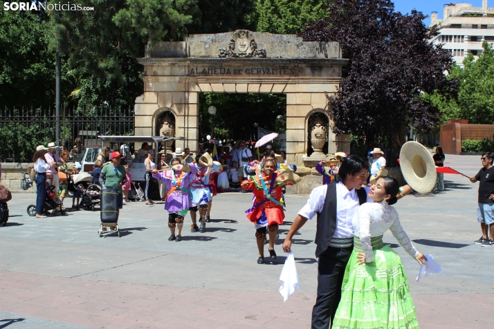 En im&aacute;genes: Los ritmos latinos vuelven a inundar el centro de Soria con un especial recuerdo hacia Ven