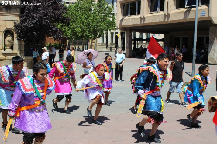En im&aacute;genes: Los ritmos latinos vuelven a inundar el centro de Soria con un especial recuerdo hacia Ven