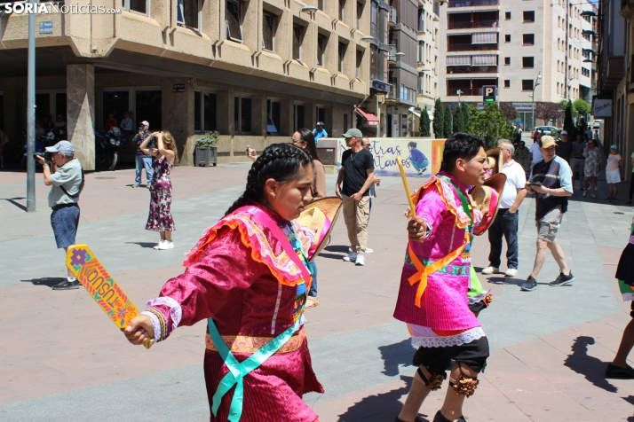 En im&aacute;genes: Los ritmos latinos vuelven a inundar el centro de Soria con un especial recuerdo hacia Ven