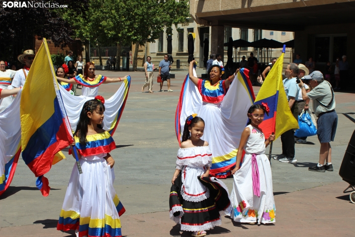 En im&aacute;genes: Los ritmos latinos vuelven a inundar el centro de Soria con un especial recuerdo hacia Ven
