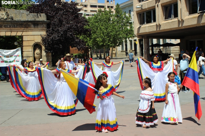 En im&aacute;genes: Los ritmos latinos vuelven a inundar el centro de Soria con un especial recuerdo hacia Ven