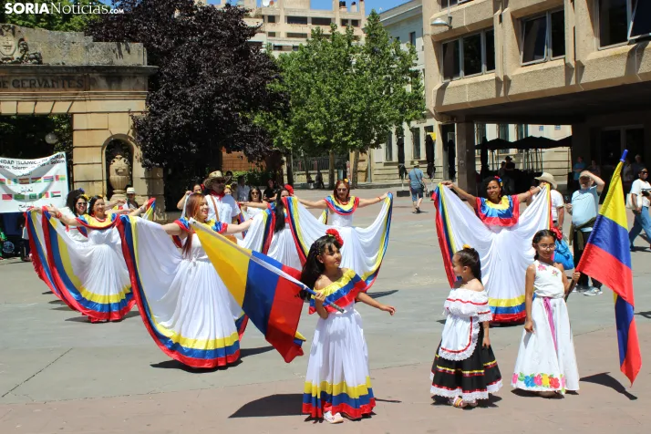 En im&aacute;genes: Los ritmos latinos vuelven a inundar el centro de Soria con un especial recuerdo hacia Ven