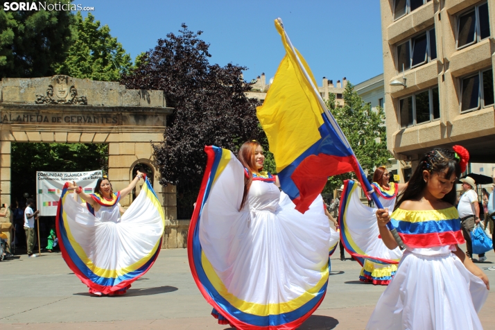 En im&aacute;genes: Los ritmos latinos vuelven a inundar el centro de Soria con un especial recuerdo hacia Ven