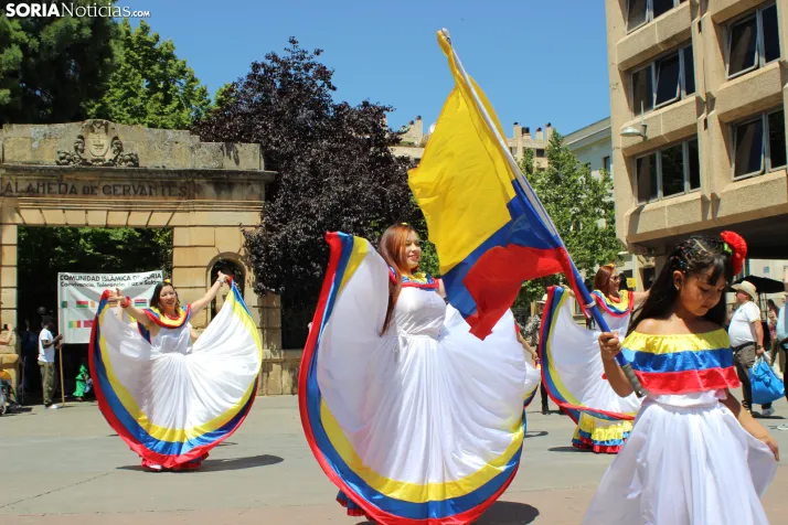 En im&aacute;genes: Los ritmos latinos vuelven a inundar el centro de Soria con un especial recuerdo hacia Ven