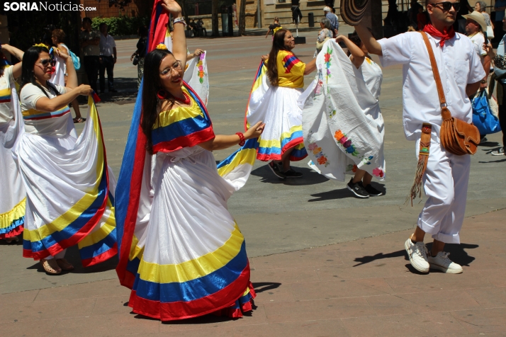 En im&aacute;genes: Los ritmos latinos vuelven a inundar el centro de Soria con un especial recuerdo hacia Ven
