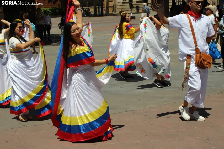 En im&aacute;genes: Los ritmos latinos vuelven a inundar el centro de Soria con un especial recuerdo hacia Ven