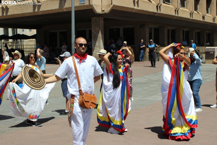 En im&aacute;genes: Los ritmos latinos vuelven a inundar el centro de Soria con un especial recuerdo hacia Ven