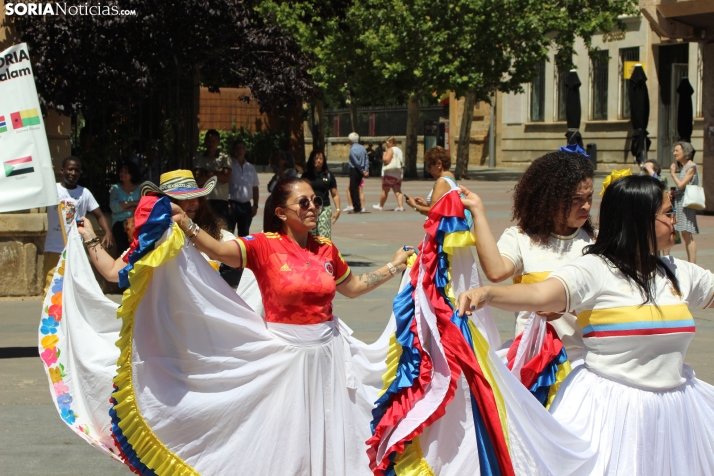 En im&aacute;genes: Los ritmos latinos vuelven a inundar el centro de Soria con un especial recuerdo hacia Ven