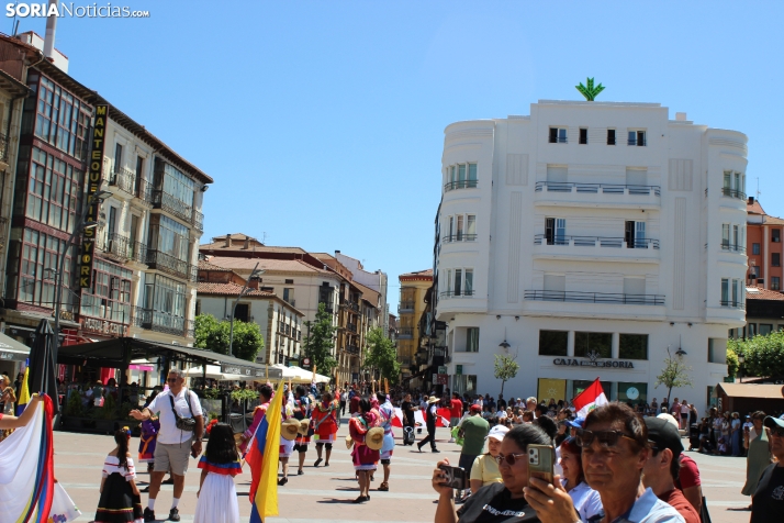 En im&aacute;genes: Los ritmos latinos vuelven a inundar el centro de Soria con un especial recuerdo hacia Ven