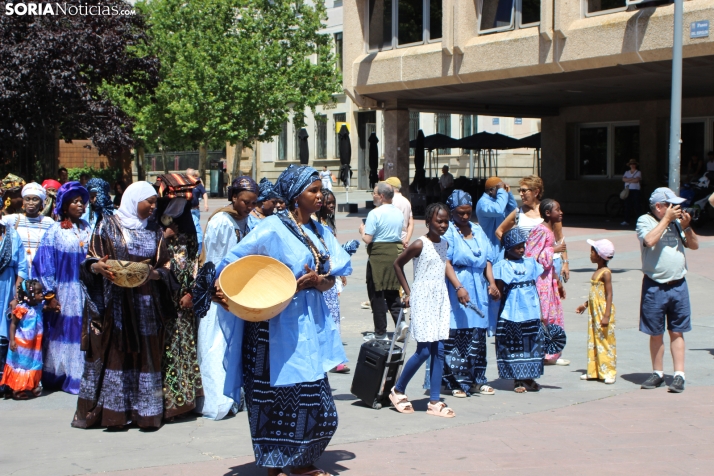 En im&aacute;genes: Los ritmos latinos vuelven a inundar el centro de Soria con un especial recuerdo hacia Ven