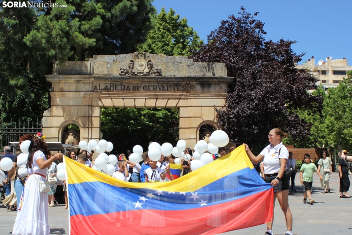 En im&aacute;genes: Los ritmos latinos vuelven a inundar el centro de Soria con un especial recuerdo hacia Ven