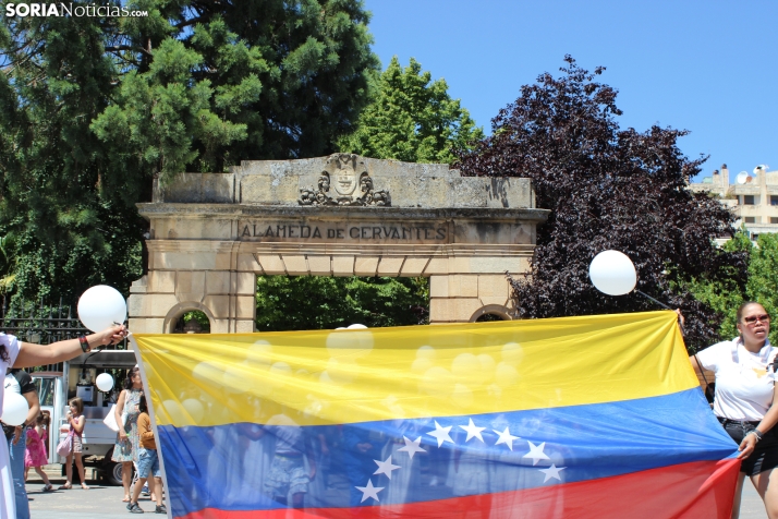 En im&aacute;genes: Los ritmos latinos vuelven a inundar el centro de Soria con un especial recuerdo hacia Ven