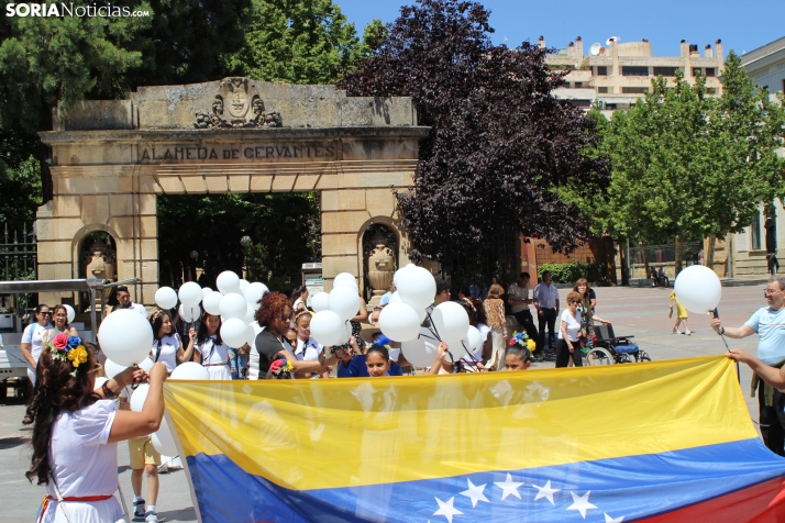En im&aacute;genes: Los ritmos latinos vuelven a inundar el centro de Soria con un especial recuerdo hacia Ven