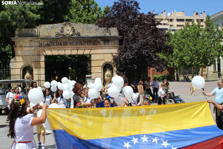 En im&aacute;genes: Los ritmos latinos vuelven a inundar el centro de Soria con un especial recuerdo hacia Ven