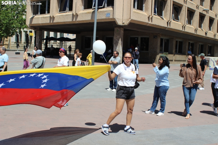 En im&aacute;genes: Los ritmos latinos vuelven a inundar el centro de Soria con un especial recuerdo hacia Ven