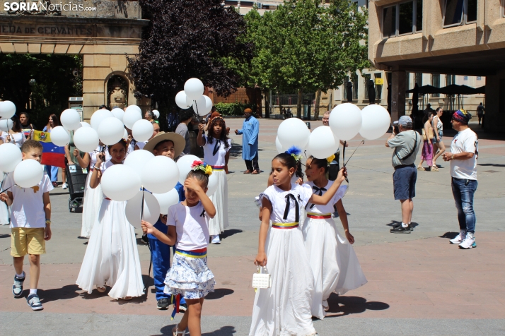 En im&aacute;genes: Los ritmos latinos vuelven a inundar el centro de Soria con un especial recuerdo hacia Ven