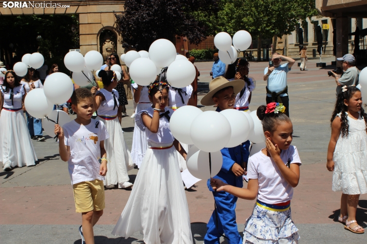 En im&aacute;genes: Los ritmos latinos vuelven a inundar el centro de Soria con un especial recuerdo hacia Ven