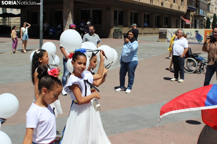 En im&aacute;genes: Los ritmos latinos vuelven a inundar el centro de Soria con un especial recuerdo hacia Ven