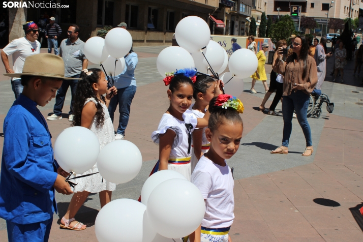 En im&aacute;genes: Los ritmos latinos vuelven a inundar el centro de Soria con un especial recuerdo hacia Ven