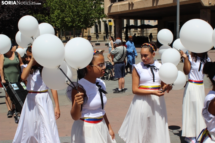 En im&aacute;genes: Los ritmos latinos vuelven a inundar el centro de Soria con un especial recuerdo hacia Ven